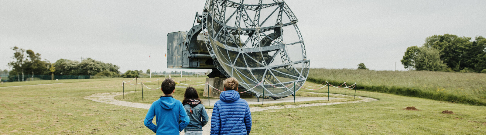 Des enfants se rendant au Musée franco-allemand du Radar à Douvres la Delivrande